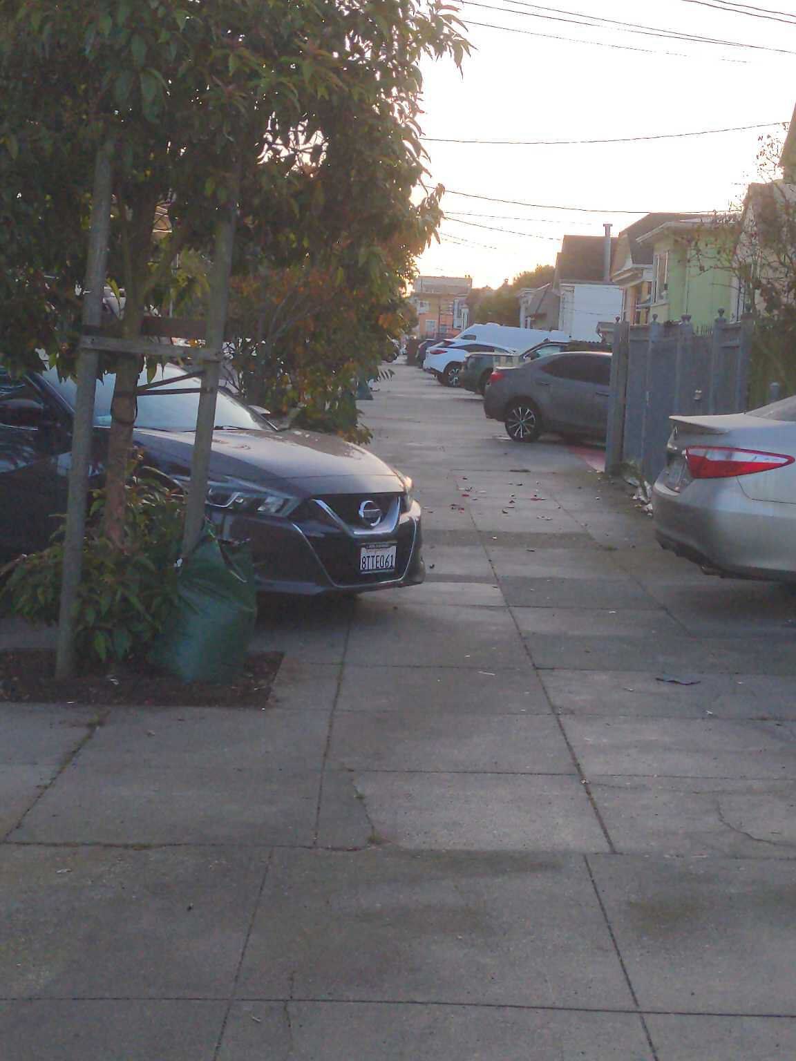 Photo of car in the street with license plate 8TTE061 in California