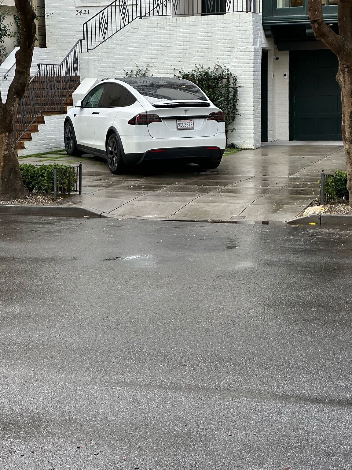 Photo of car in the street with license plate 9DLS372 in California