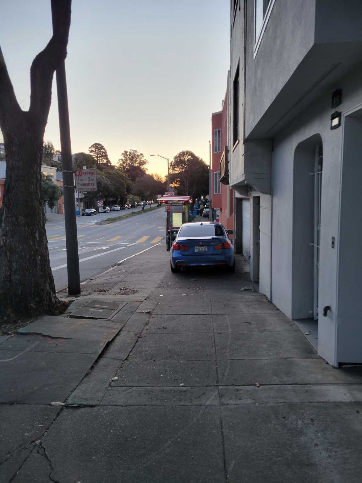 Photo of car in the street with license plate 7WXJ533 in California