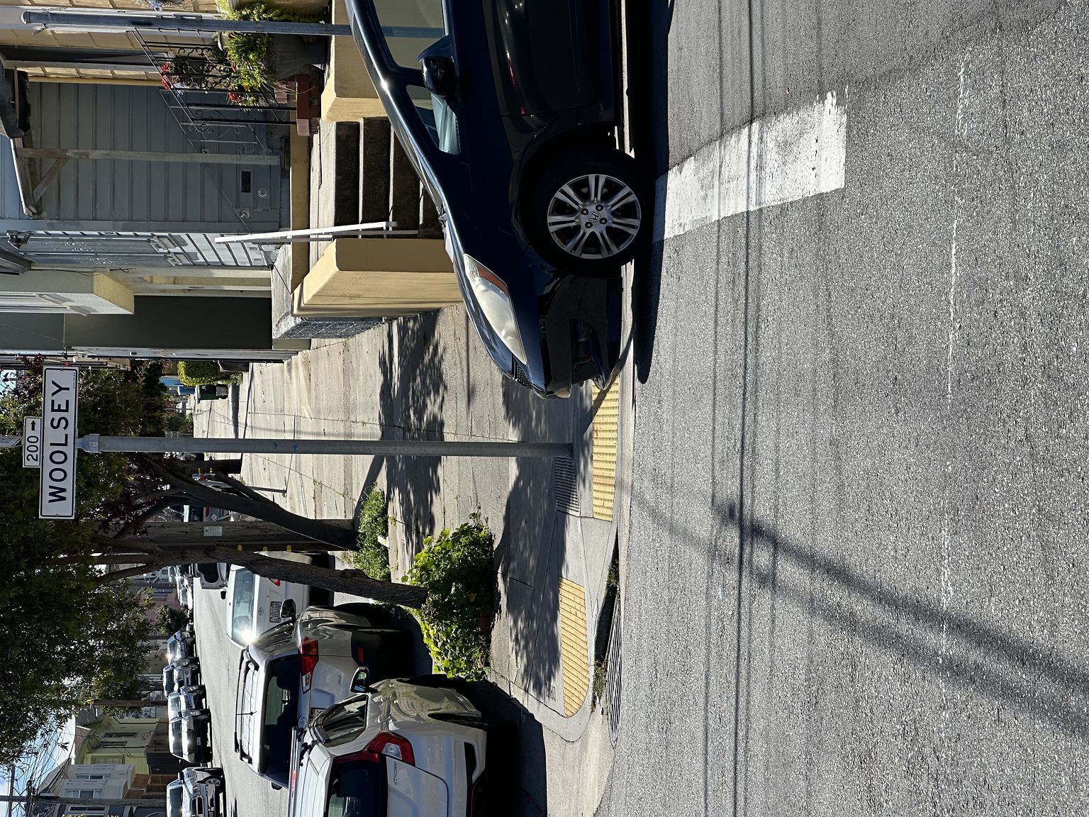 Photo of car in the street with license plate 7FQD813 in California