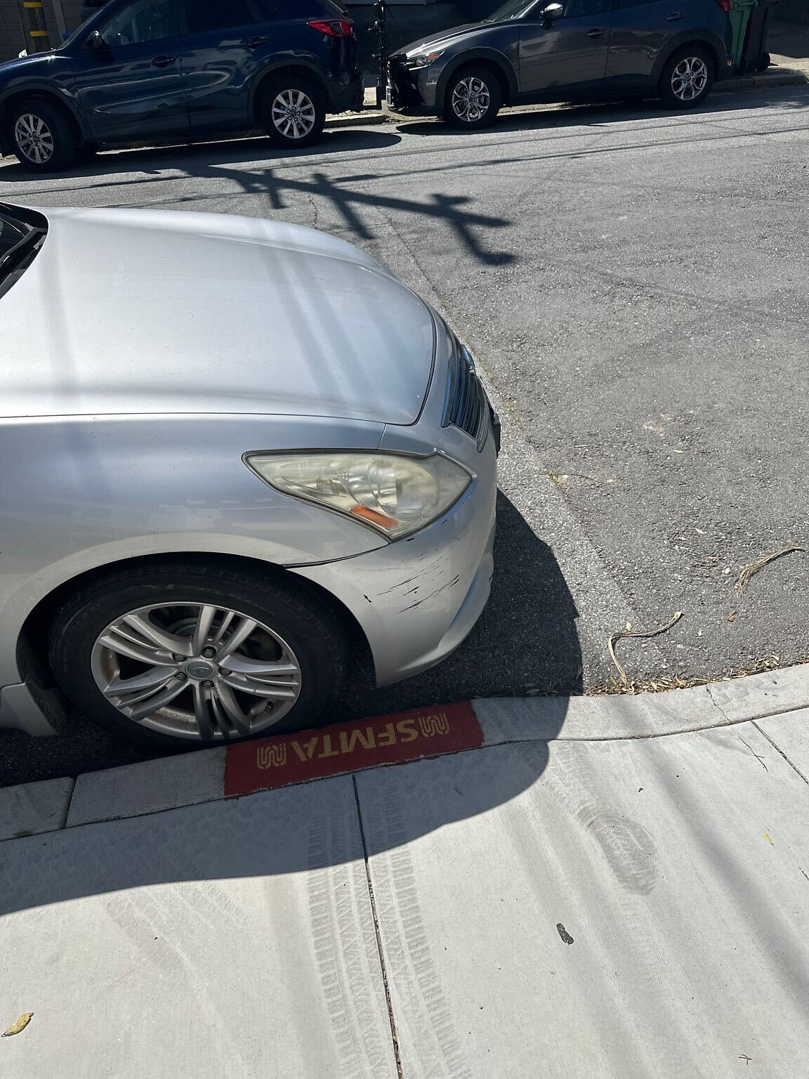 Photo of car in the street with license plate 6NPZ514 in California